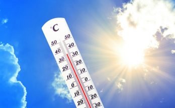 Thermometer showing a very high temperature against a blue sunny sky by panoramaphotos on Freepik.com