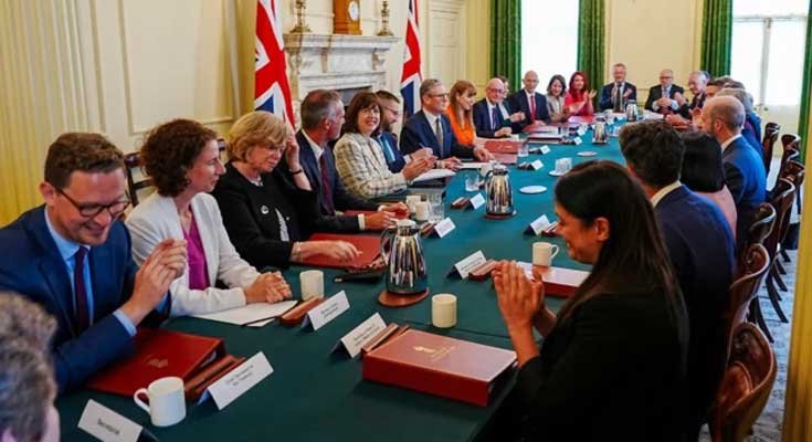 Sir Keri Starmer holding his first formal cabinet meeting after becoming Prime Minister